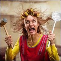 Turba de mamás ataca a empleados municipales para saquear caramelos