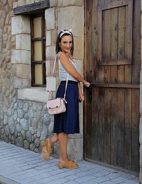 Outfit Falda Midi y la Torre Eiffel en Madrid