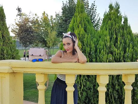 Outfit Falda Midi y la Torre Eiffel en Madrid