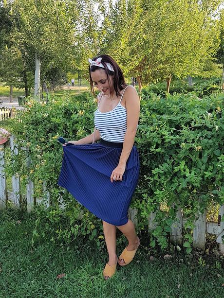 Outfit Falda Midi y la Torre Eiffel en Madrid