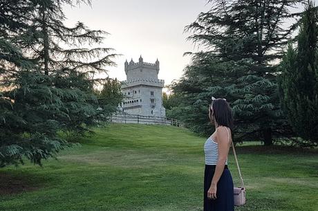 Outfit Falda Midi y la Torre Eiffel en Madrid