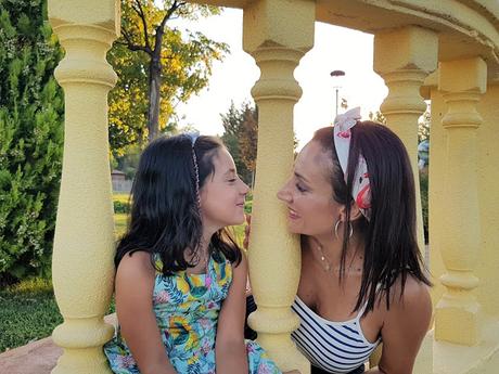 Outfit Falda Midi y la Torre Eiffel en Madrid