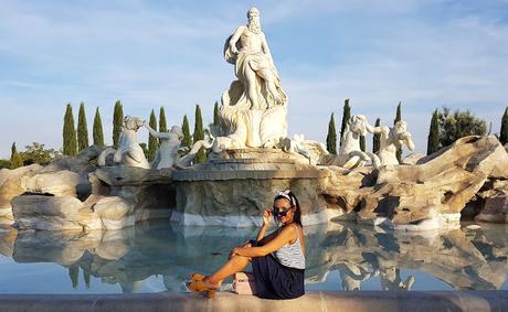 Outfit Falda Midi y la Torre Eiffel en Madrid