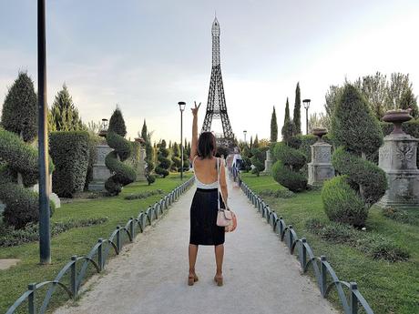 Outfit Falda Midi y la Torre Eiffel en Madrid