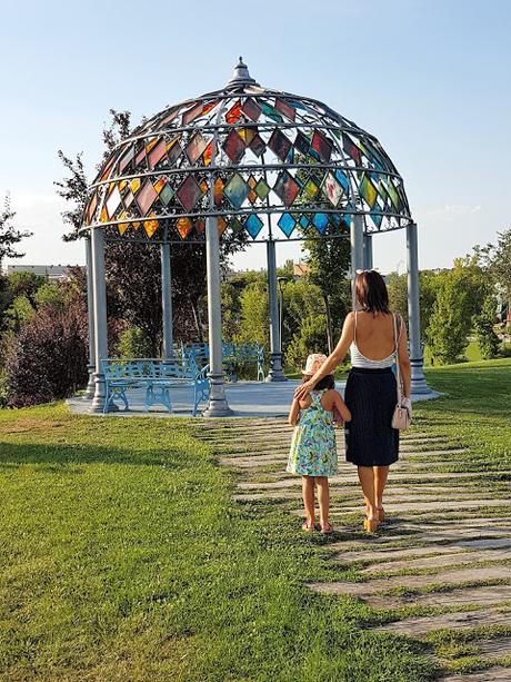 Outfit Falda Midi y la Torre Eiffel en Madrid