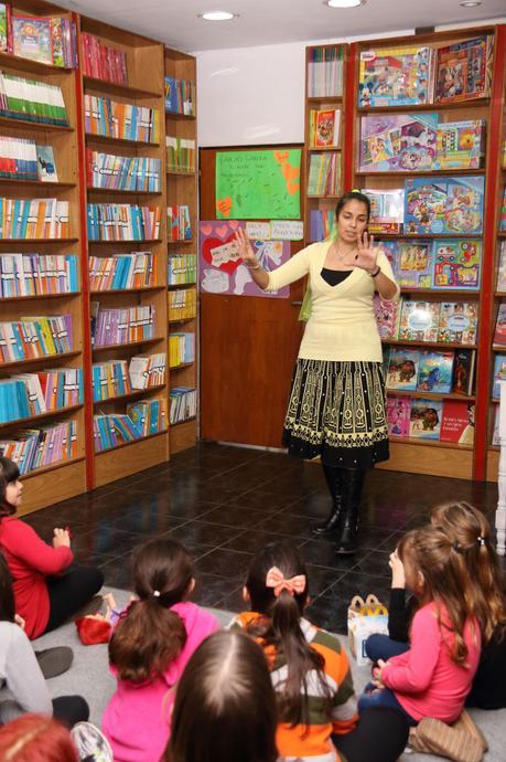 Tarde de cuentos Leticia Bolaño en la librería El Aleph de Berazategui