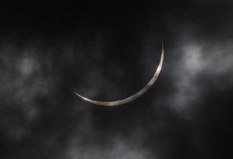 VIDEO: Así se las ingeniaron los cubanos para ver ayer el Eclipse