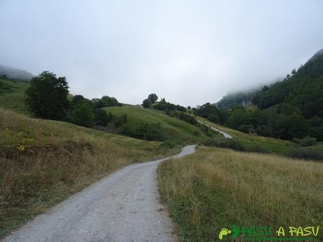 Ruta del Valle del Lago: Pista atrevesando el valle