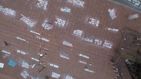 Twitter ignoró sus denuncias de odio y este artista pintó los tweets frente a sus oficinas