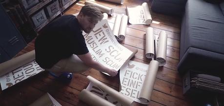 Twitter ignoró sus denuncias de odio y este artista pintó los tweets frente a sus oficinas