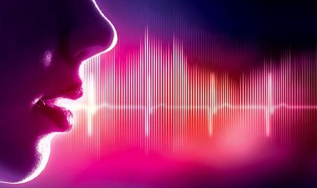 La voz produce sonido al hacer vibrar las moleculas de aire que quedan en la laringe