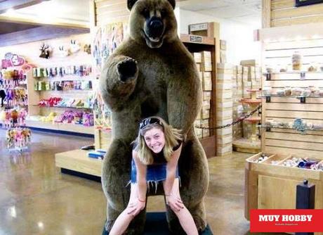 Unas cuantas chicas se divierten y se convierten en graciosas por unos segundos por posar con una estatuas.