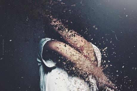 Mujer con depresión cubriéndose la cara por enfermedad