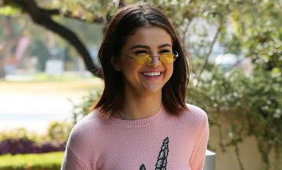 Selena Gómez con  el jersey viral del otoño