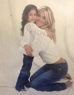 Madeleine Tarin recreó una foto de mas de 15 años con su familia y se convirtió en viral