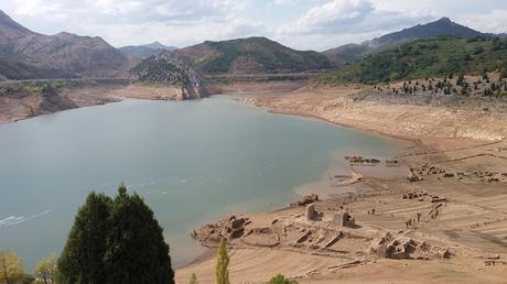 De caminata por un vacío Embalse de Luna (León)