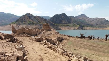 De caminata por un vacío Embalse de Luna (León)