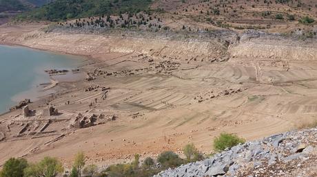 De caminata por un vacío Embalse de Luna (León)