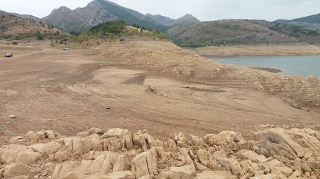De caminata por un vacío Embalse de Luna (León)