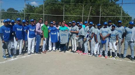 Comisión entrega uniformes de sóftbol a deportistas del municipio de Tamayo.