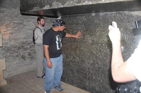 Yousef Awyan sintiendo la suavidad de la superficie