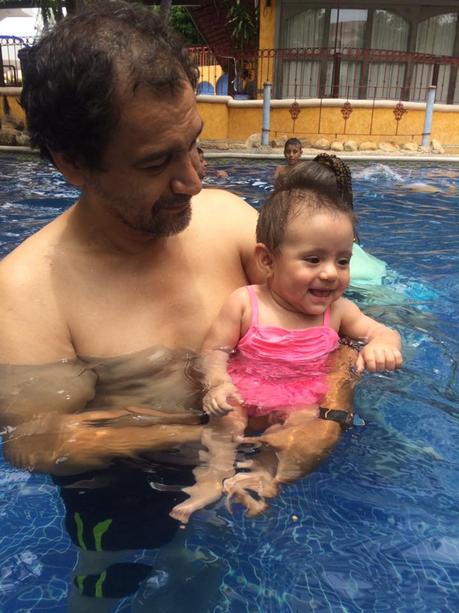 La imagen puede contener: 3 personas, personas sonriendo, natación, niños y piscina