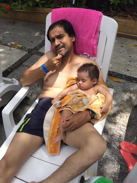 La imagen puede contener: 2 personas, personas sentadas, personas comiendo, niños, bebé y exterior