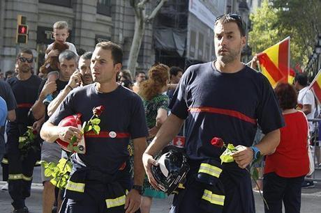 El pueblo rindió homenaje a los bomberos. Foto: Jennifer Veliz/ Cubadebate.