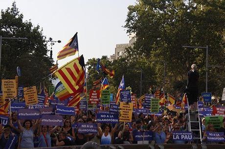 En la manifestación ondearon más estelades y senyeres que banderas de España. Foto: Jennifer Veliz/ Cubadebate.