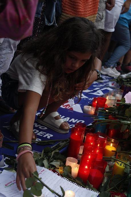 Muchos niños asistieron a la manifestación en la ciudad condal contra el terrorismo. Foto: Jennifer Veliz/ Cubadebate.
