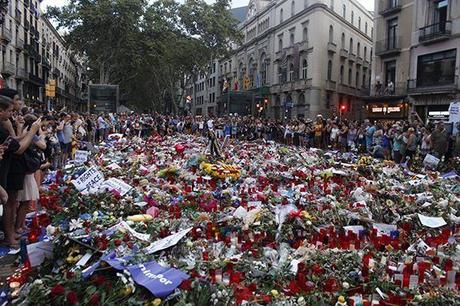 En este punto de Las Ramblas donde la furgoneta acabó el atropello ahora hay un centenar de flores y velas en homenaje a las víctimas. Foto: Jennifer Veliz/ Cubadebate.