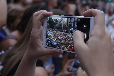 En Barcelona hubo un desfile en el mismo lugar donde hace unos días se impuso el terrorismo. Foto: Jennifer Veliz/ Cubadebate.