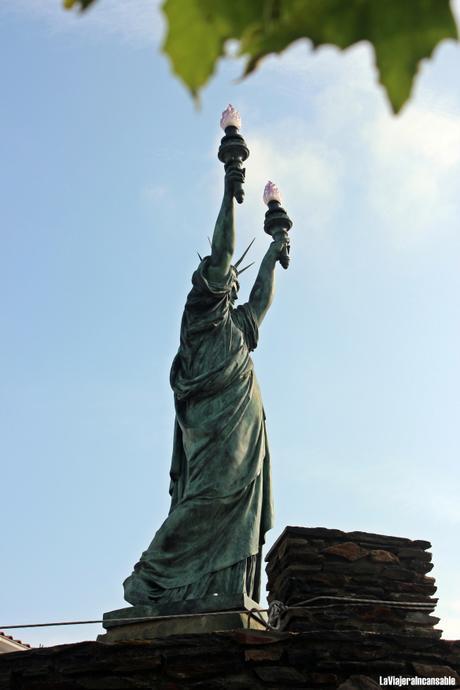 Tocada por la tramontana y el surrealismo (serie “Las damas de la libertad: las estatuas de Miss Liberty alrededor del mundo”) Tocada por la tramontana y el surrealismo (serie “Las damas de la libertad: las estatuas de Miss Liberty alrededor del mundo”)