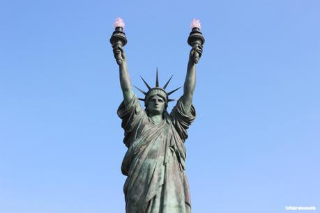 Tocada por la tramontana y el surrealismo (serie “Las damas de la libertad: las estatuas de Miss Liberty alrededor del mundo”)