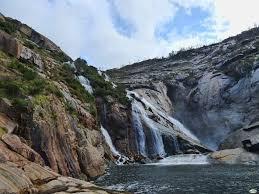 El significado de soñar con un torrente de agua.