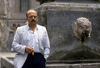 Manolo Vázquez Montalbán y Pepe Carvalho en Todos somos sospechosos