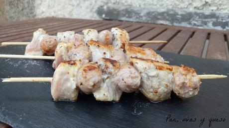 Brochetas de cerdo marinado