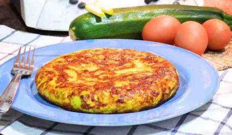 Tortilla de calabacin preparada con huevos de corral, es una cena ligera y saludable y divertida para los más pequeños de la casa.