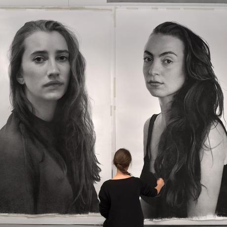 Gigantes retratos al carbón de mujeres