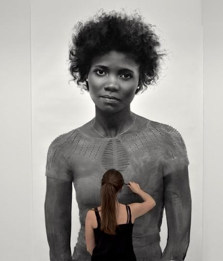 Gigantes retratos al carbón de mujeres