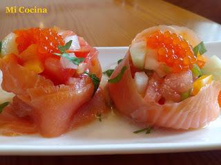 ROLLITOS DE SALMON AHUMADO RELLENOS DE PIPIRRANA CON VINAGRETA DE LIMON Y ACEITE DE OLIVA VIRGEN EXTRA MALAGUEÑO