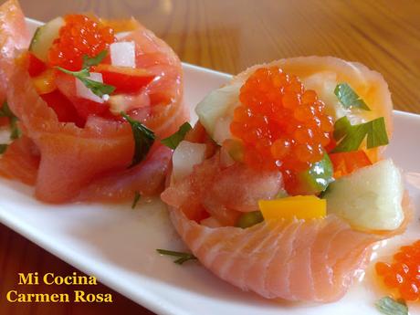 ROLLITOS DE SALMON AHUMADO RELLENOS DE PIPIRRANA CON VINAGRETA DE LIMON Y ACEITE DE OLIVA VIRGEN EXTRA MALAGUEÑO