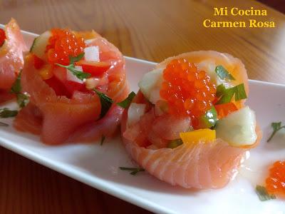 ROLLITOS DE SALMON AHUMADO RELLENOS DE PIPIRRANA CON VINAGRETA DE LIMON Y ACEITE DE OLIVA VIRGEN EXTRA MALAGUEÑO