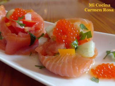 ROLLITOS DE SALMON AHUMADO RELLENOS DE PIPIRRANA CON VINAGRETA DE LIMON Y ACEITE DE OLIVA VIRGEN EXTRA MALAGUEÑO