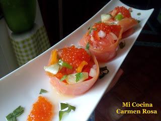 ROLLITOS DE SALMON AHUMADO RELLENOS DE PIPIRRANA CON VINAGRETA DE LIMON Y ACEITE DE OLIVA VIRGEN EXTRA MALAGUEÑO