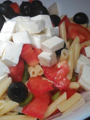 Ensalada de pasta y queso fresco de cabra