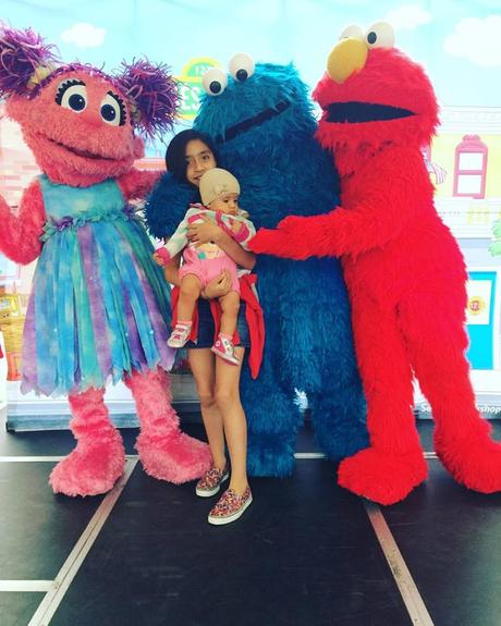 La imagen puede contener: 2 personas, interior