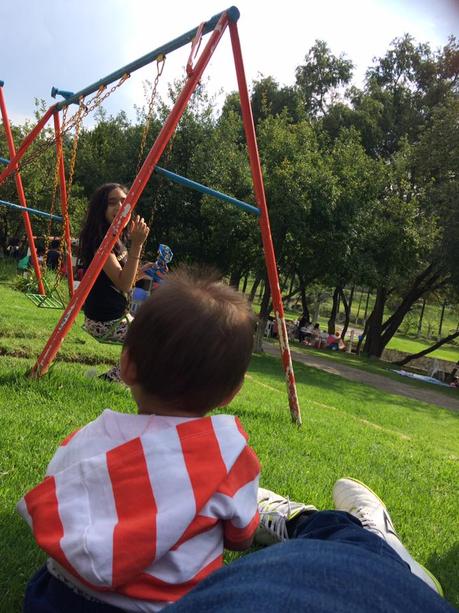 La imagen puede contener: 1 persona, césped, cielo, niños, árbol, exterior y naturaleza