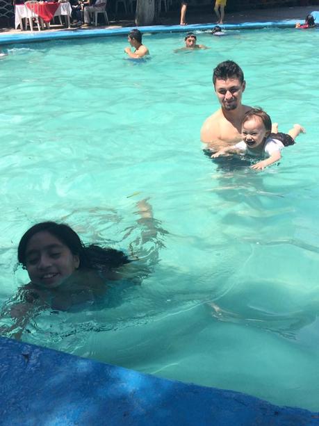 La imagen puede contener: 3 personas, personas sonriendo, natación, piscina y exterior