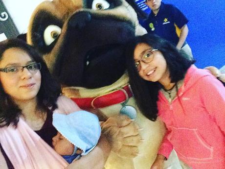 La imagen puede contener: 2 personas, personas sonriendo, personas de pie e interior